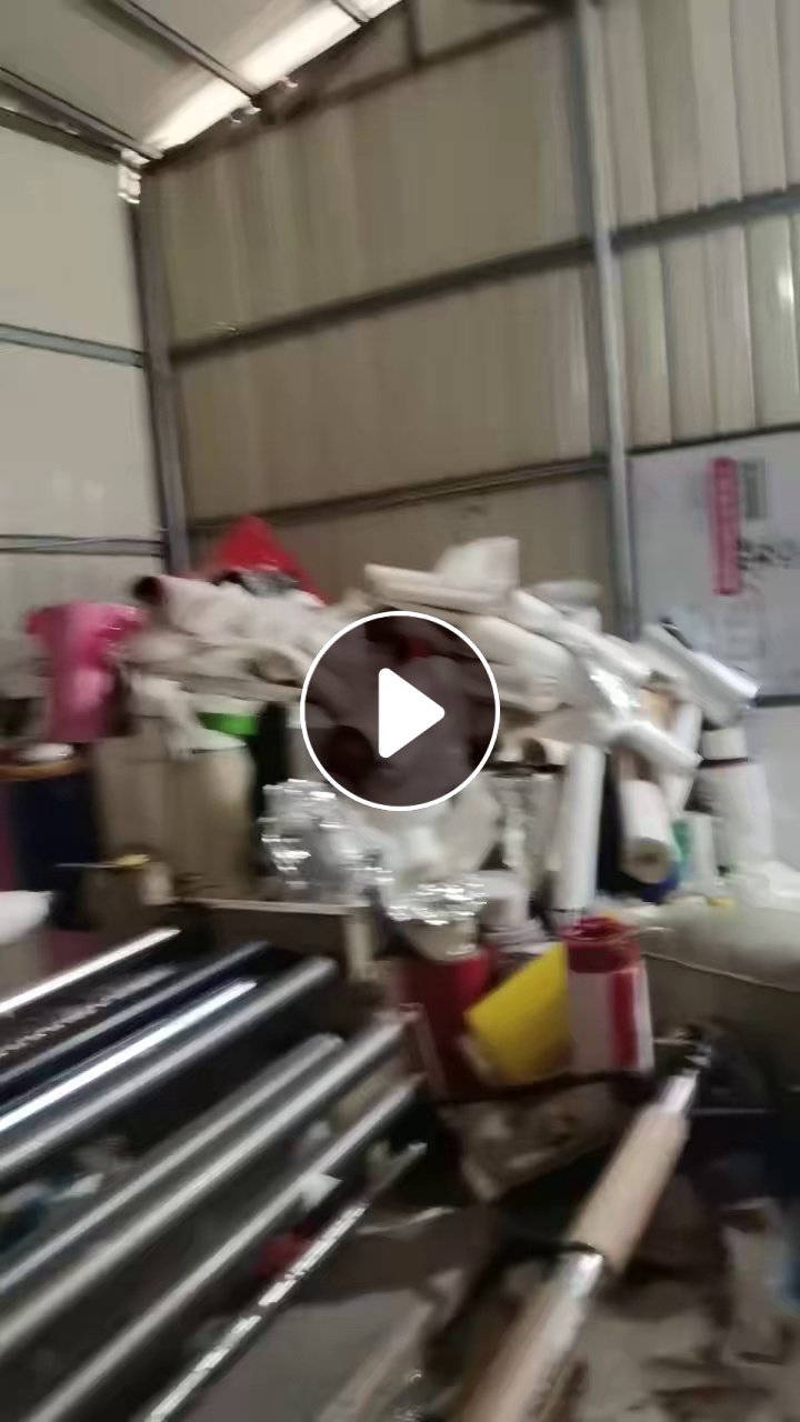 免费送不干胶面纸下来的膜废料，带胶，主要是PET材质的，现货7吨多，可用来做风扇底座