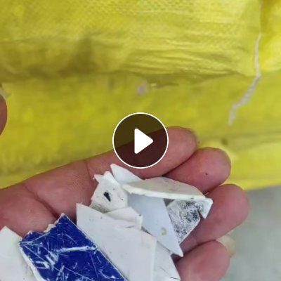 出售水粉白色涂料桶破碎料，带字，现货四米二一车