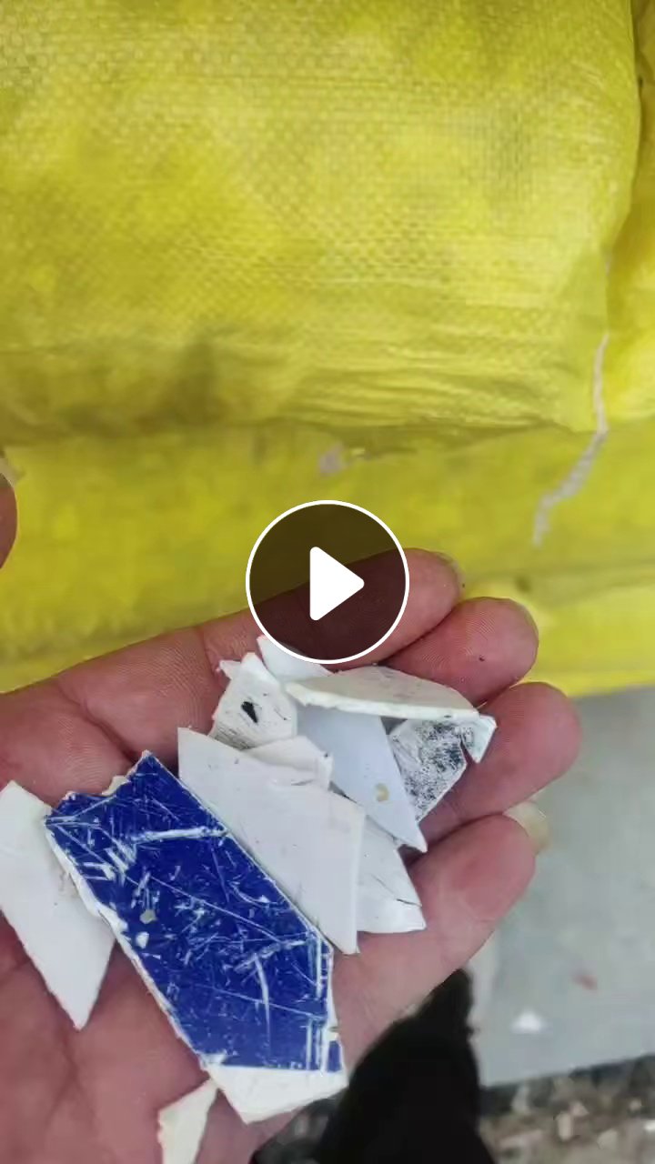 出售水粉白色涂料桶破碎料，带字，现货四米二一车