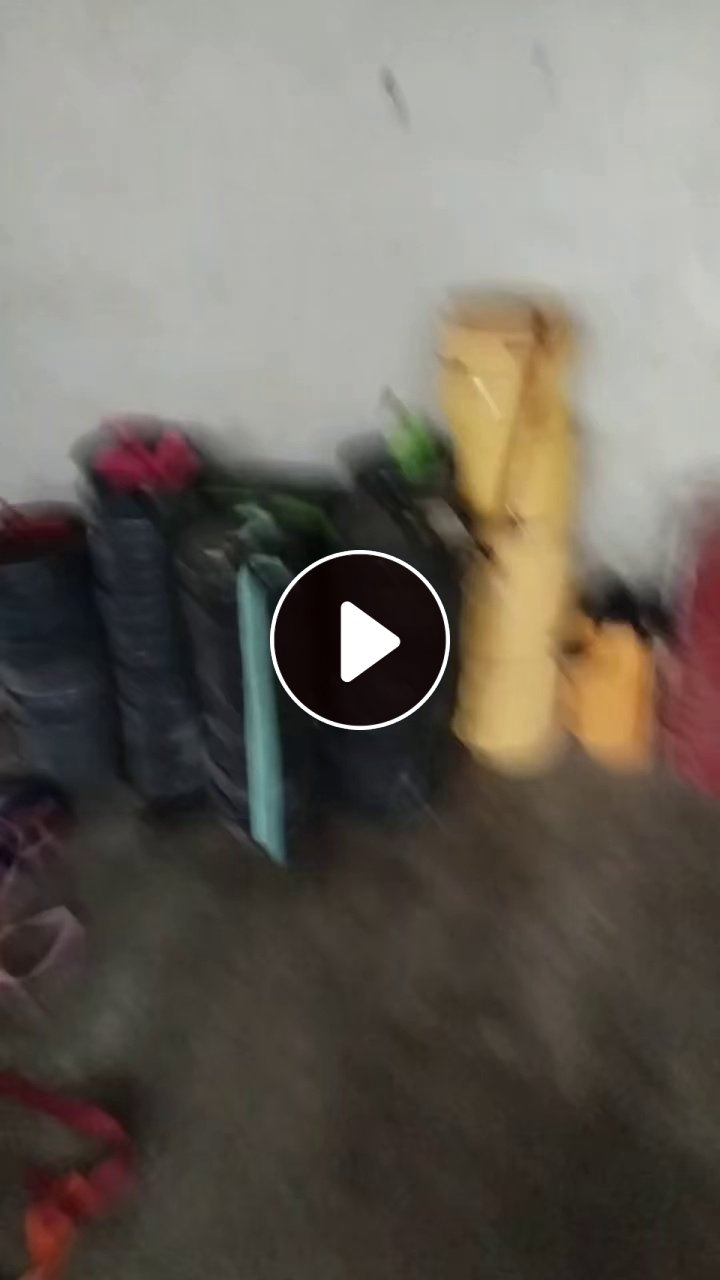 出售各种颜色的布条，从服装厂和自贸厂下来的