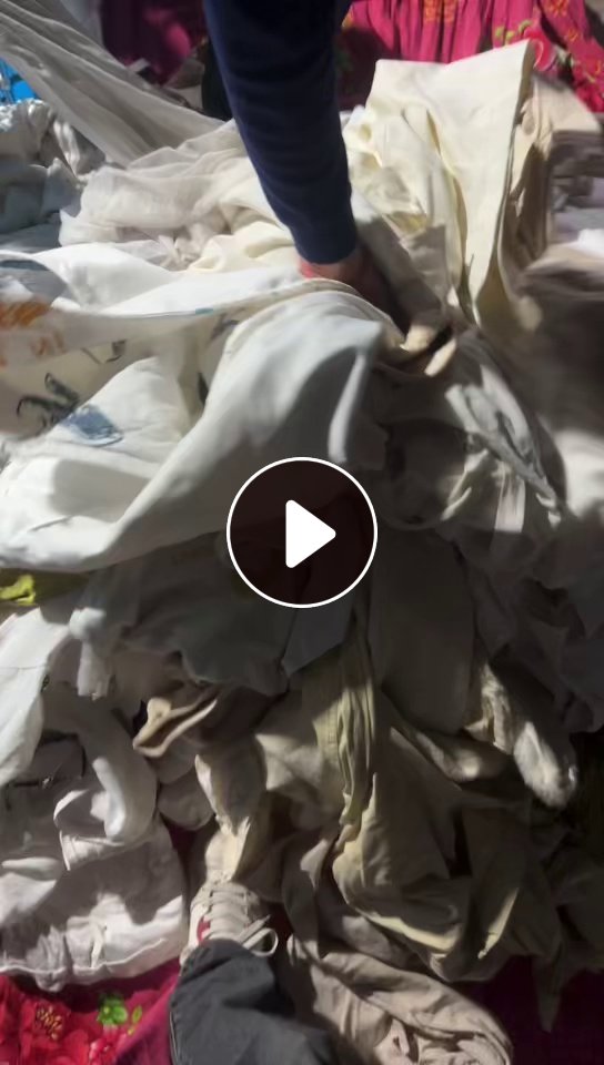 长期出售旧衣服分拣货，旧衣服大白，白料黑料，白料月供9.6米一车，黑料月供9.6米2车，货在安徽六安