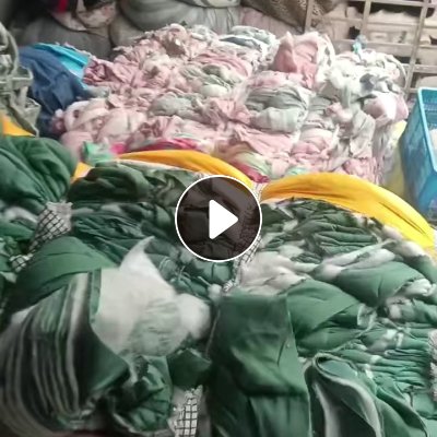 长期出售涤纶废布，杂色的做家纺下来的，可以开花和造粒，现货15吨左右，月供20-30吨，在浙江湖州