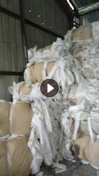 现货处理一批涤纶废布，有带一根红线一根蓝线，无胶无浆，可以开花，现货有50吨，货在山东临沂