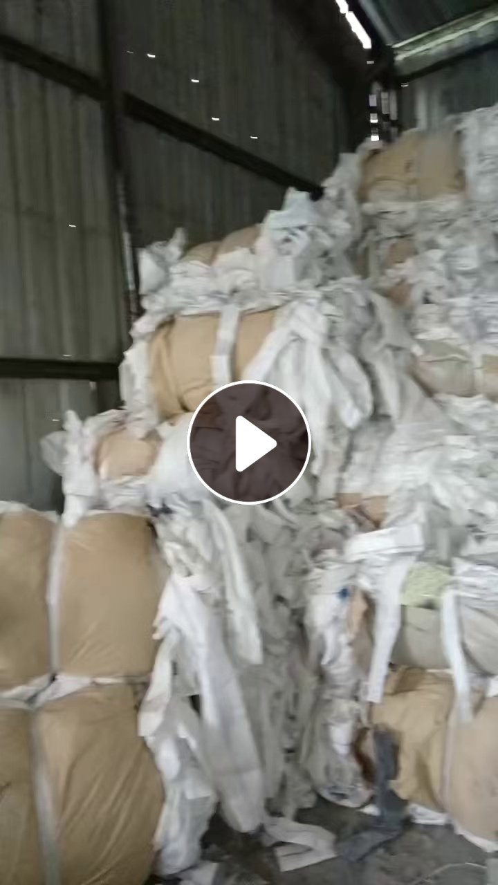 现货处理一批涤纶废布，有带一根红线一根蓝线，无胶无浆，可以开花，现货有50吨，货在山东临沂