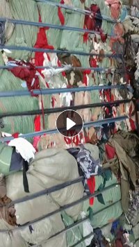 长期出售涤纶废布和氨纶废布，按颜色分类，都是压好包的，做切片用，每个月有1500多吨