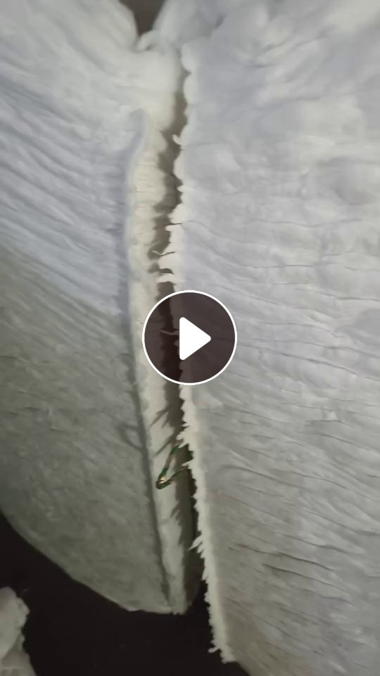 出售一批精梳再生棉，漂白再生棉，纺纱可纺19支，有个别的色点，完全不接受色点的，不要买