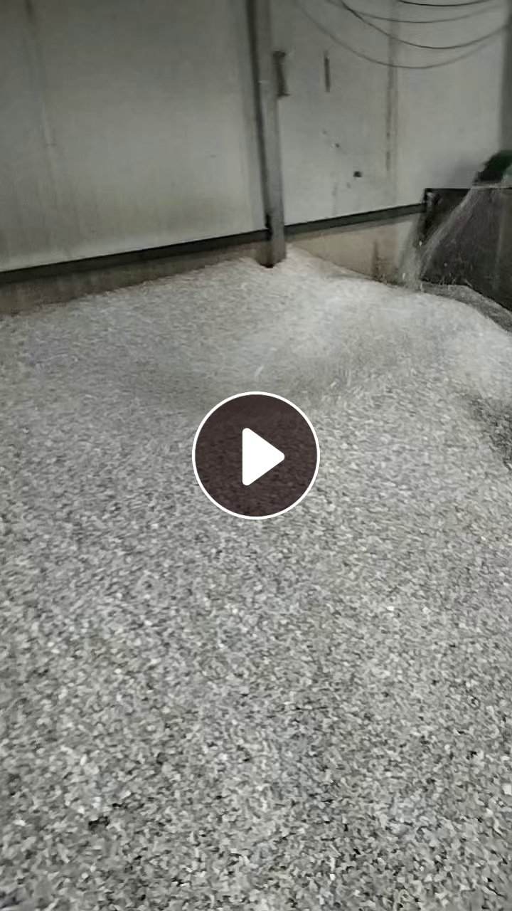 出售中性PVC墙纸破碎料，白色跟花色的都有，月供200吨