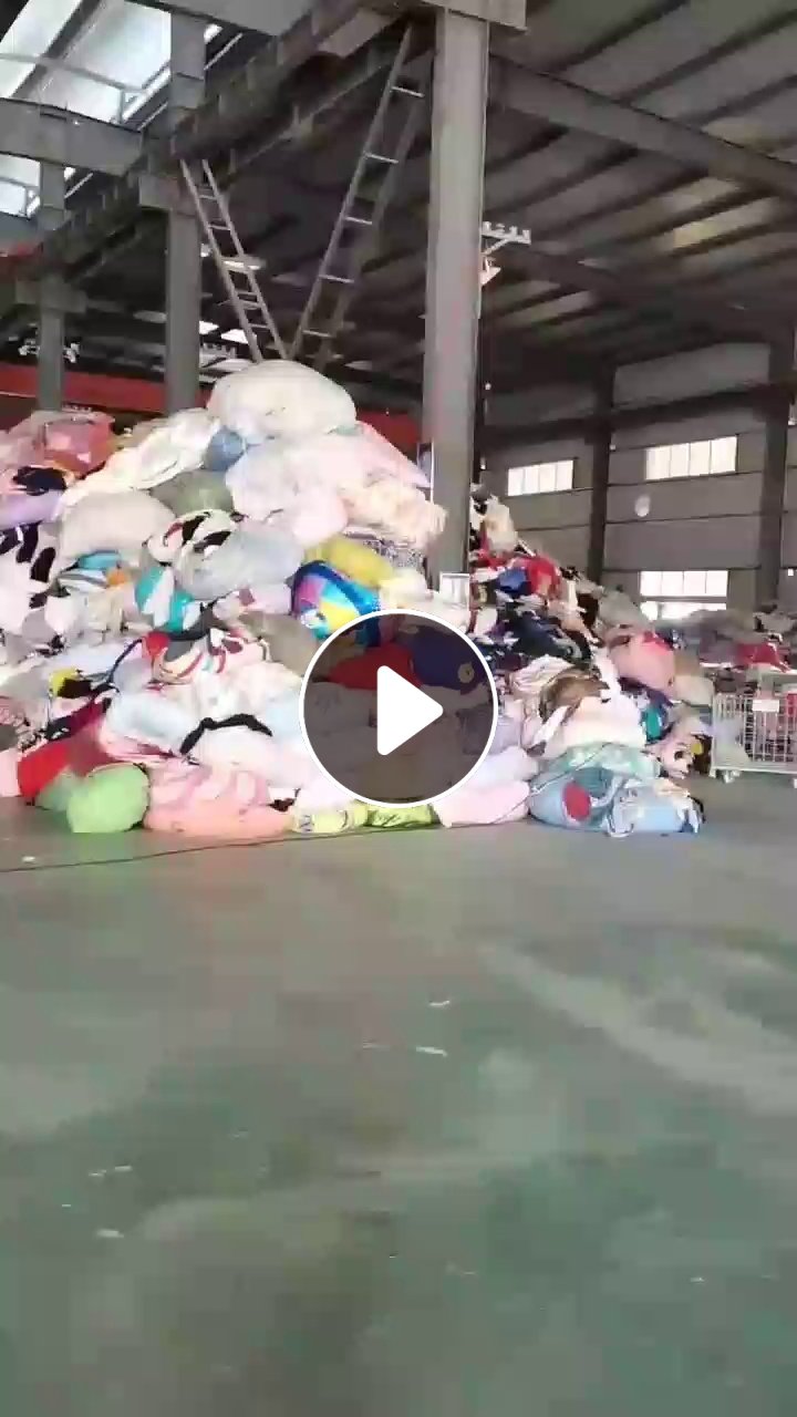 长期出售旧衣服黑料，下脚料，燃烧料，5天出一车9米6，货在江苏徐州