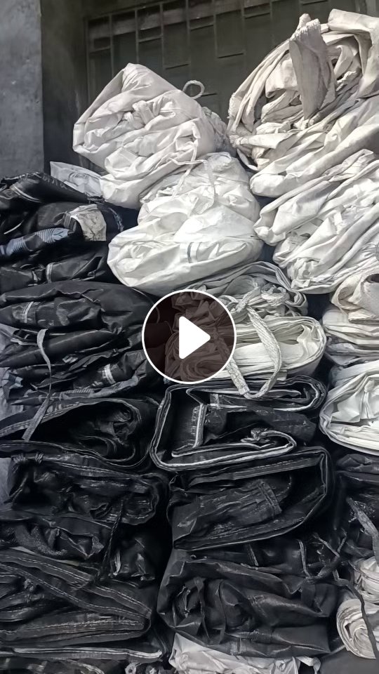 出售白色吨包，黑色的炭黑包，纸塑袋，编织袋等废料，用统货出，半个月有4米2一车