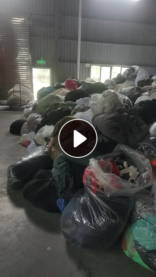 长期出售染厂下来的涤纶废布，涤纶边角料，杂色现货9.6米一车，白色现货不多