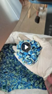 出售PVC发泡破碎料，塑胶地板下来的，月供十几吨