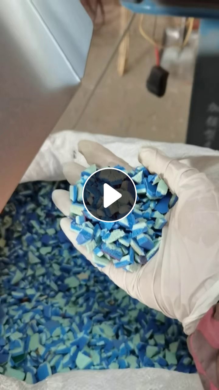 出售PVC发泡破碎料，塑胶地板下来的，月供十几吨