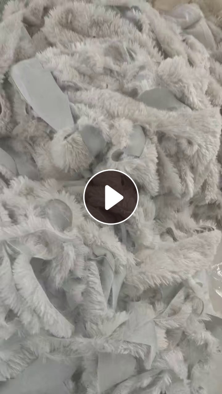 长期出售服装厂下来的涤纶碎布涤纶废布,一面带麂皮,可以造粒用,统货卖,每个月有100多吨