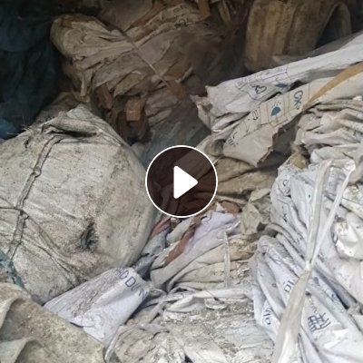 出售PP涂膜制袋废料，上面有点纸是可以搓掉的，还有内衬的袋子，目前现货30多吨