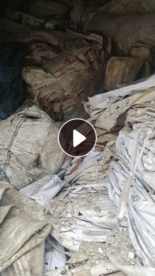 出售PP涂膜制袋废料，上面有点纸是可以搓掉的，还有内衬的袋子，目前现货30多吨