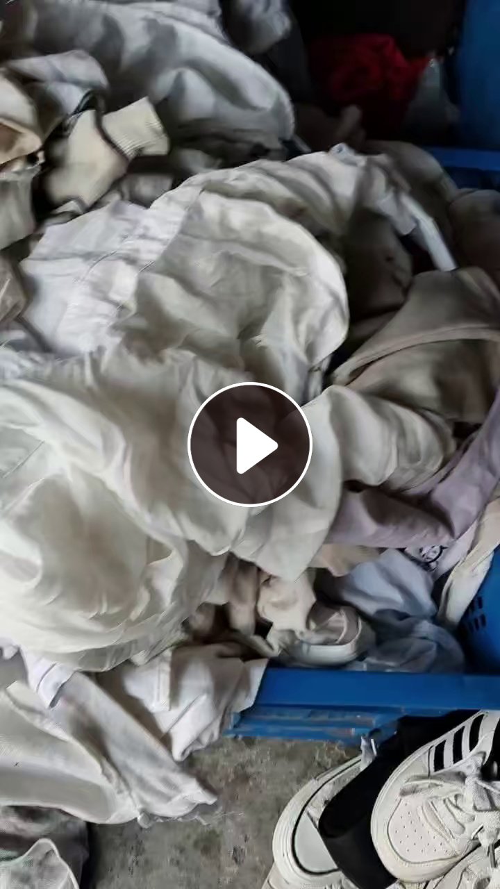 出售旧衣服大白，白料，开花料，现货有9.6米一车，货在安徽阜阳