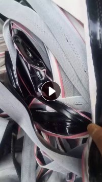 出售软质PVC汽车革废料，月供200吨