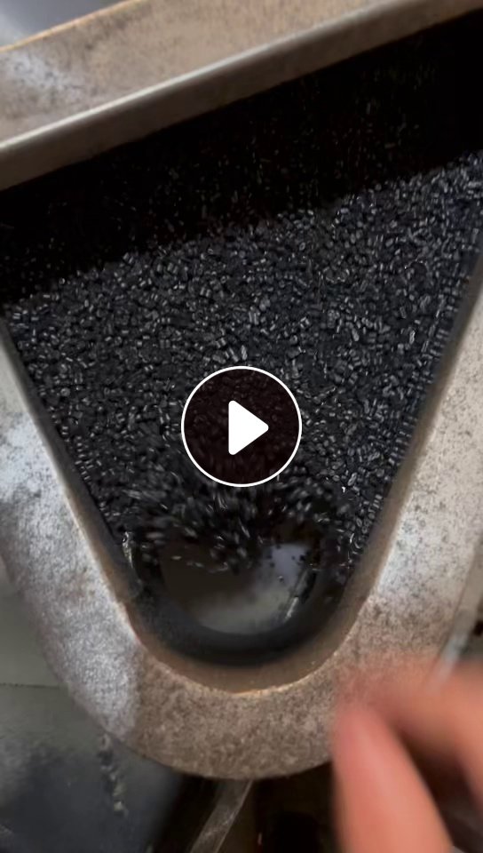 常年大量出售黑色PP再生颗粒，可根据需求定制，月产300吨