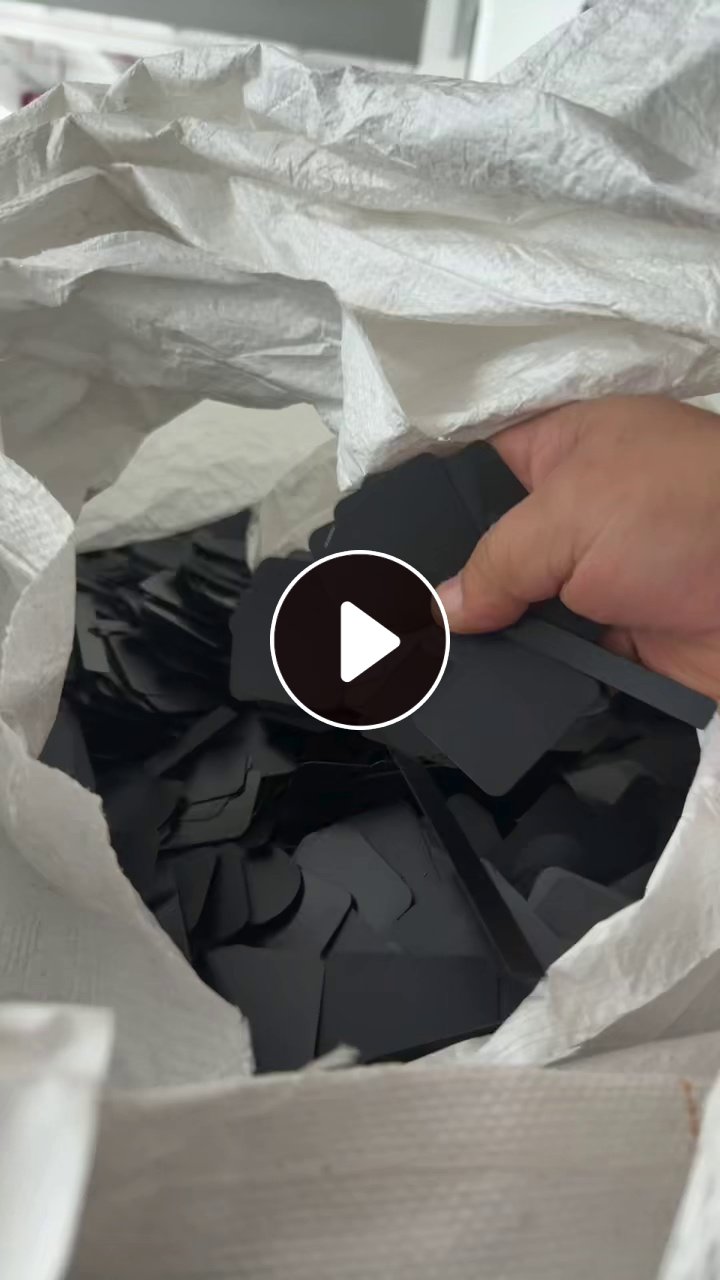 出售PC片料，阻燃的，电子厂下来的，现货200吨