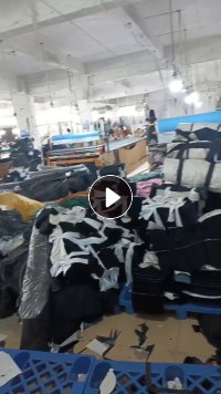 厂家长期出售服装下脚料，各种材质的开花料，带毛的占30%，分色裁的，3-5天可以出一车9.6米的