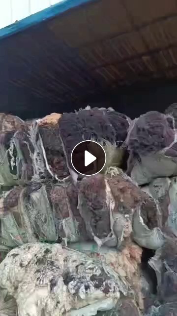 长期出售毛纺厂下来的短毛，纯羊毛，可做饲料做土工布用，现货15吨左右