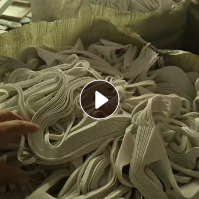 长期出售白色纯涤纶废布，做领带下来的，都是涤纶拉丝料，一个月100吨左右，货在浙江绍兴