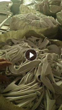 长期出售白色纯涤纶废布，做领带下来的，都是涤纶拉丝料，一个月100吨左右，货在浙江绍兴