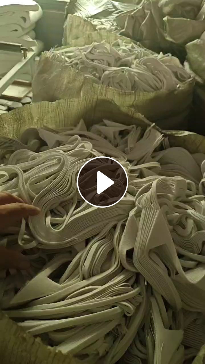 长期出售白色纯涤纶废布，做领带下来的，都是涤纶拉丝料，一个月100吨左右，货在浙江绍兴