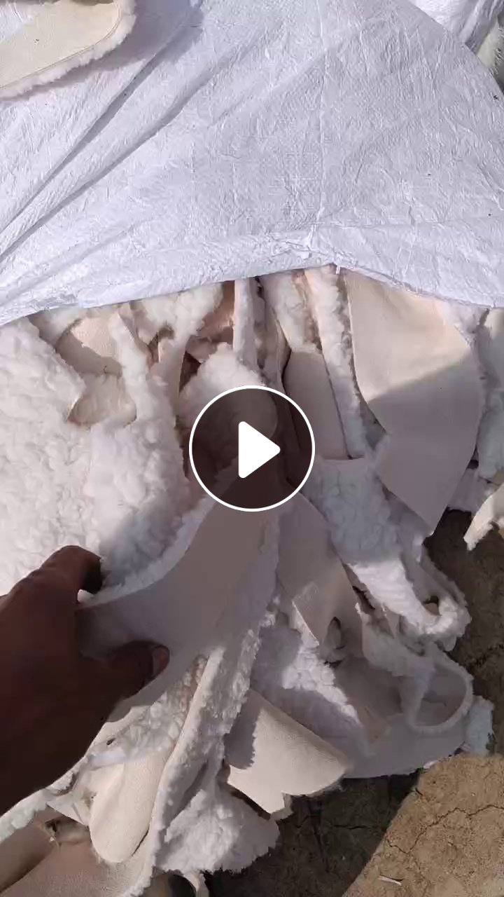 长期出售皮草下脚料，化纤下脚料，涤纶废布，涤纶复合布，现货十几吨