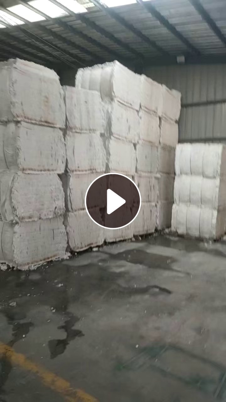 长期大量出售白色涤纶毛毛料，涤纶磨毛料，含水30%以内，月供一百多吨，货在江苏宿迁