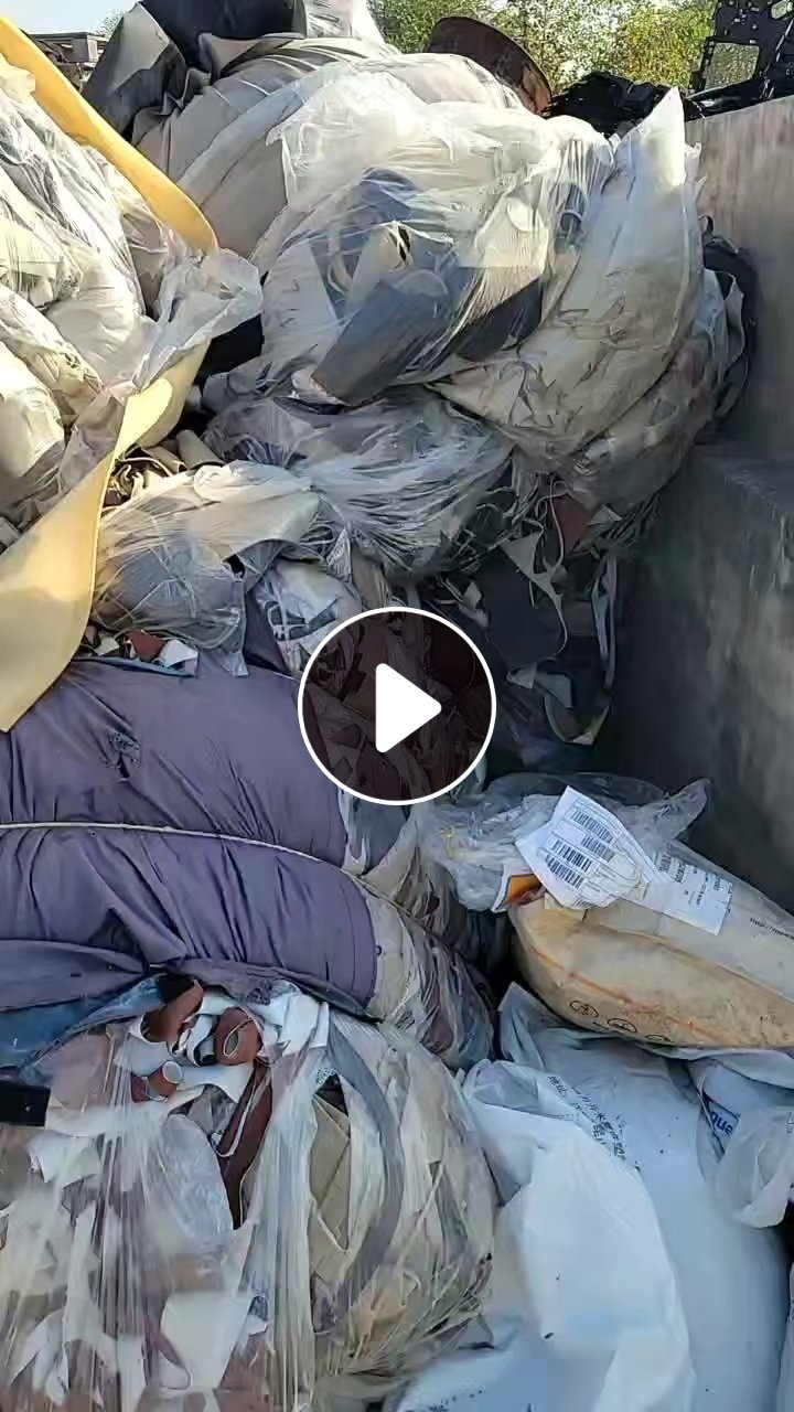 长期出售汽车座椅包覆厂下来的边角料，有毛料，布料，PVC皮革边料，这三种货合起来一个月有15吨