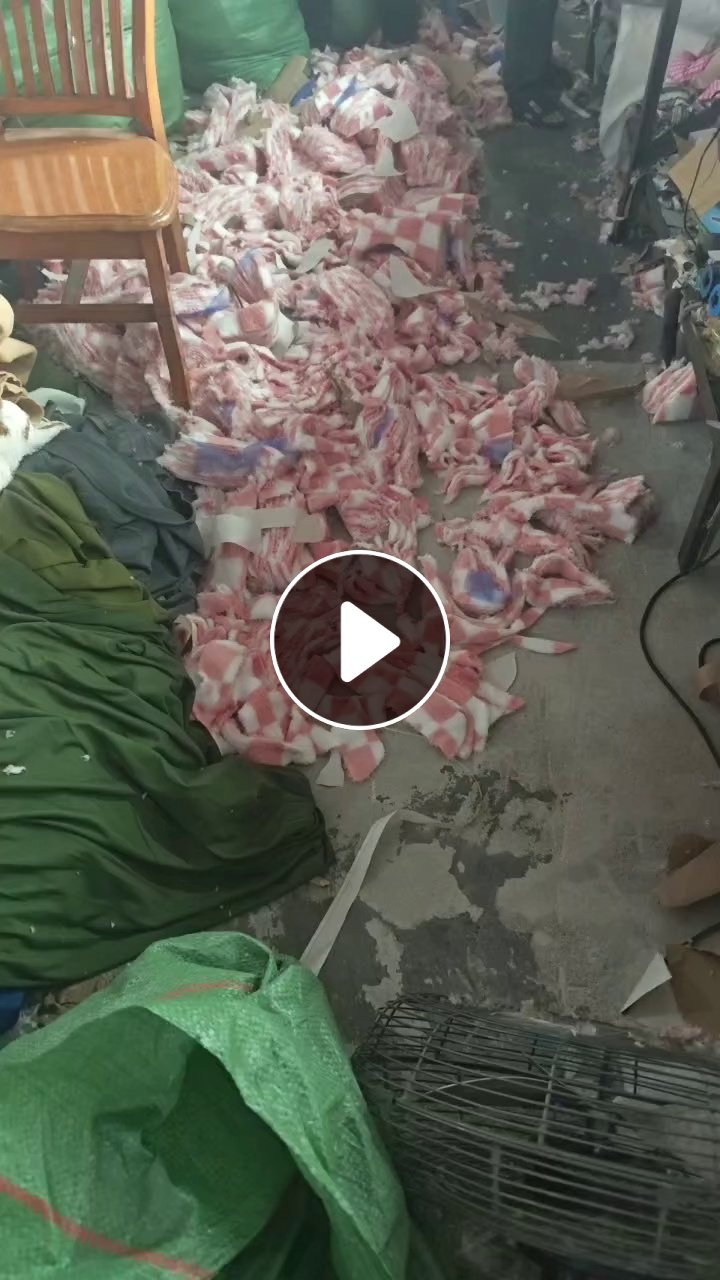 长期出售希音厂下来的服装废布，边角料，90%涤纶，都是可以拉丝的，会有一点纸，月供100吨