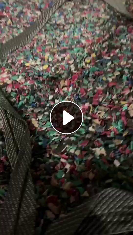 常年出售杂色PVC电线皮破碎料，人工挑拣干净，月供两三百吨