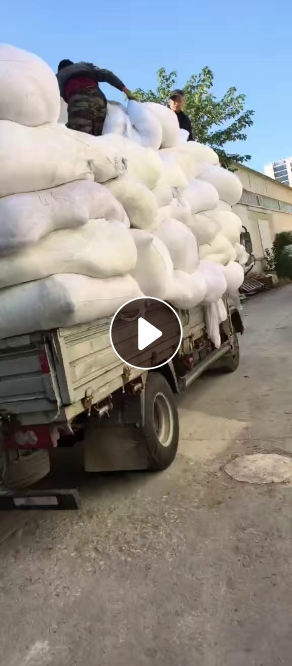 长期出售白色涤纶开花料，涤纶废布，带浆的，月供30吨