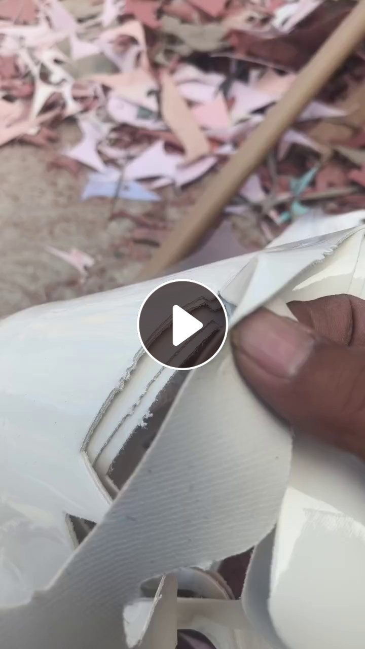 长期出售皮革边角料，鞋面厂下来的，每个月可以压包1500吨左右，厂在广东惠州