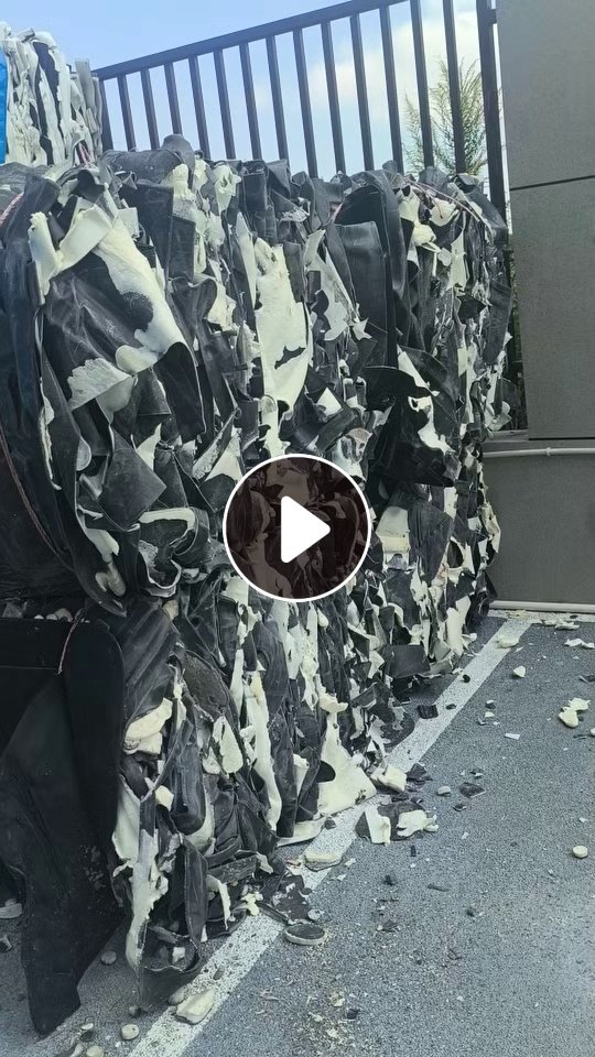 长期出售EVA汽车内饰料，有的是光皮有带发泡剂，月供60吨，货在浙江杭州