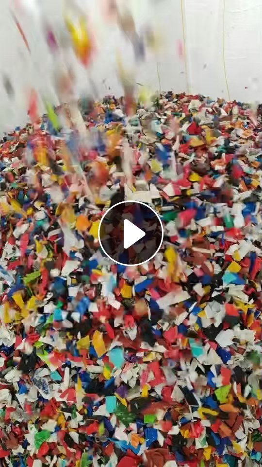 长期出售PP涂料桶破碎料，花桶破碎料，现货十吨