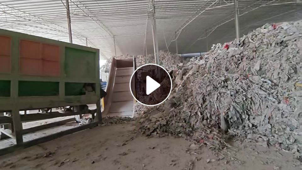 装修垃圾消纳场出售分拣出来压包后建筑垃圾膜，炼油用，月供300多吨