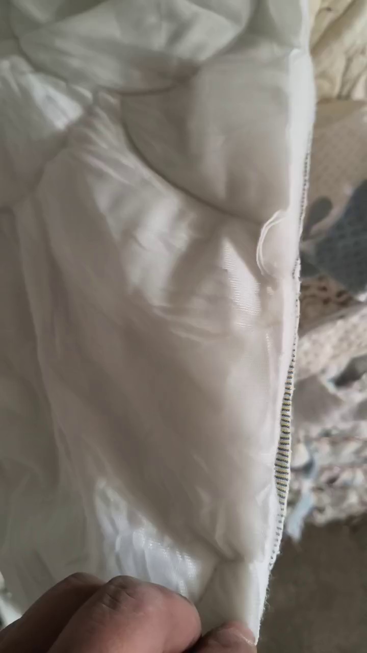 长期出售绗棉边角料， 床垫边角料，丝棉边角料，夹丝棉，有纯白，二白的，现货十几吨