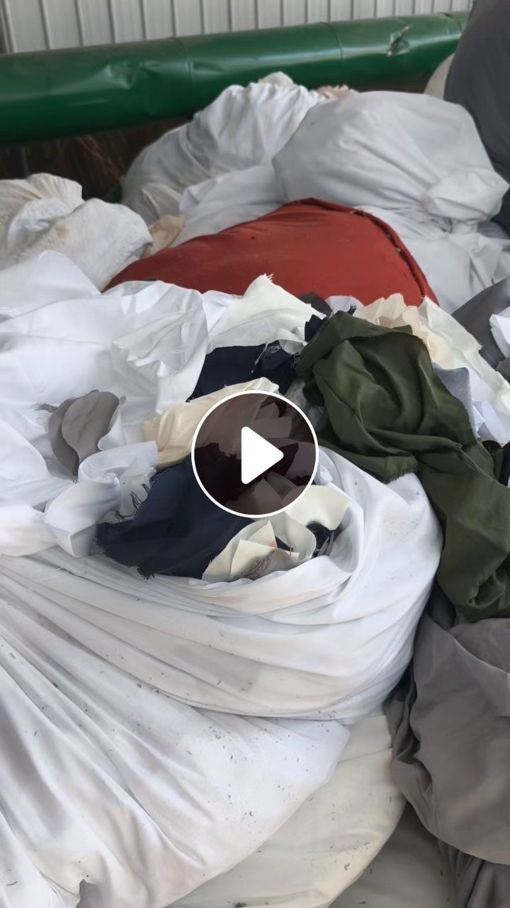 长期出售染厂下来涤纶废布统货，颜色没有分拣，两三天就有一车9.6米，货在江苏泗阳