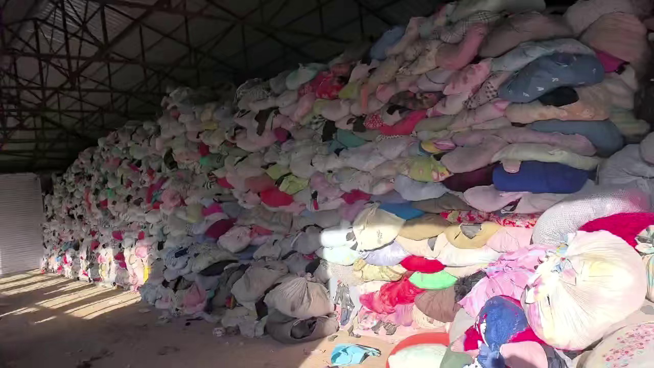 分拣厂长期大量出售旧衣服黑料，旧衣服，现货一百六十多吨