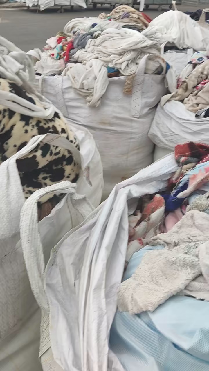 长期出售染厂下来的毛毯下脚料，毛毯料