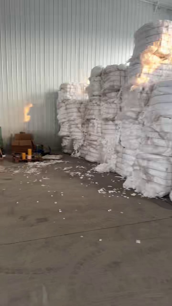 长期出售汽车吸音棉隔音棉边角料，汽车内饰料，可以开花造粒，现货40多吨