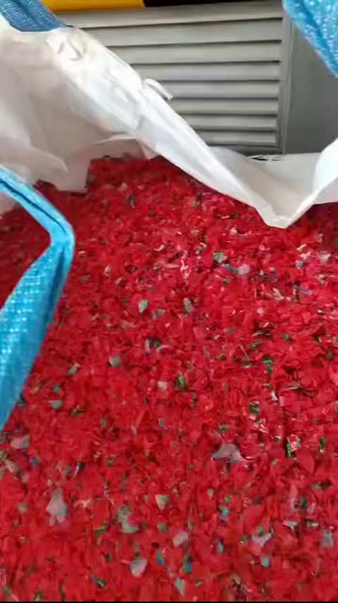 出售PE瓶盖破碎料，新的瓶盖直接干破的，现货10/20吨