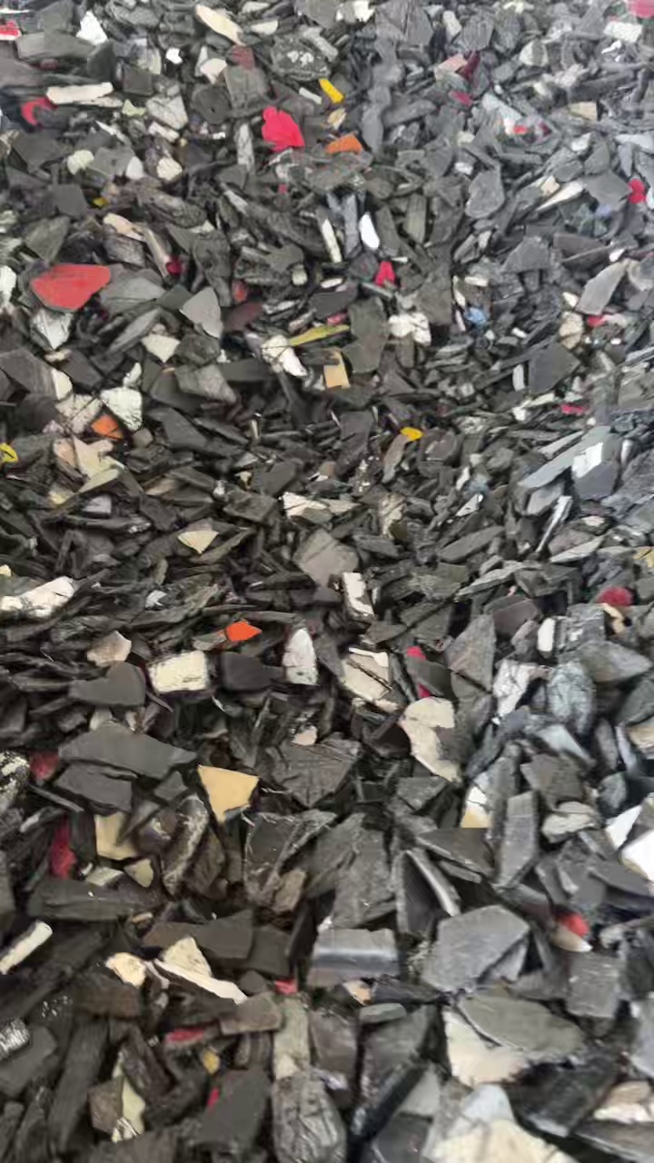 出售PP保险杠破碎料，带漆的，现货30吨左右，月供60-70吨