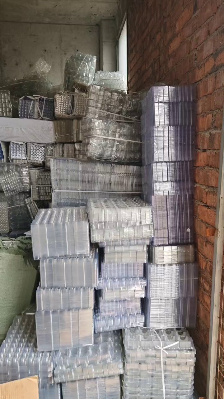 出售PET吸塑盒毛料，工厂下来的，现货8吨多，月供6-7吨