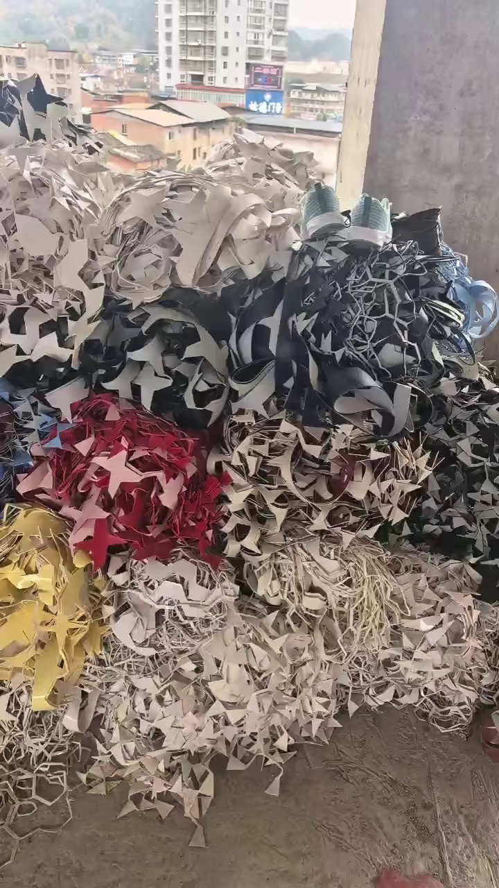 出售PVC足球革边料，现货20多吨