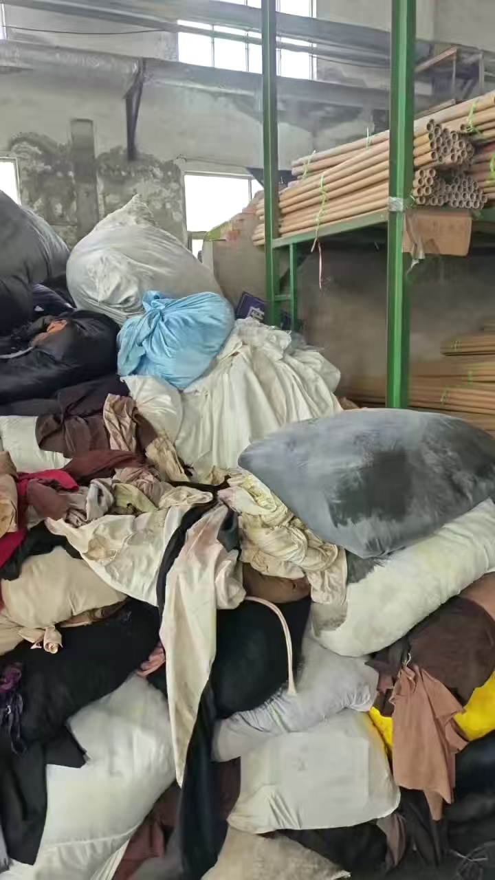 长期出售染厂下来的麂皮绒次品卷材布，麂皮绒布，涤纶布，氨纶都有，氨纶占4-5成，现货20多吨