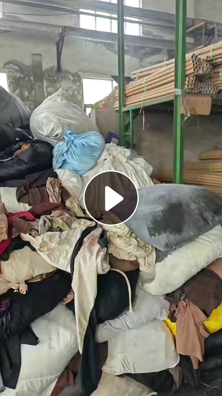 长期出售染厂下来的麂皮绒次品卷材布，麂皮绒布，涤纶布，氨纶都有，氨纶占4-5成，现货20多吨