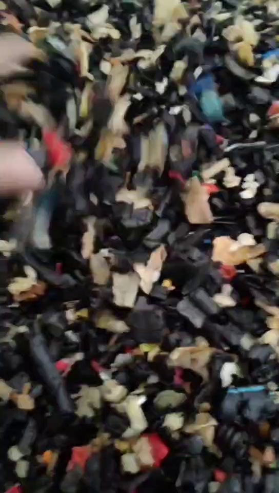 出售铁厂下来的尼龙破碎料，纯度98%，月供300吨